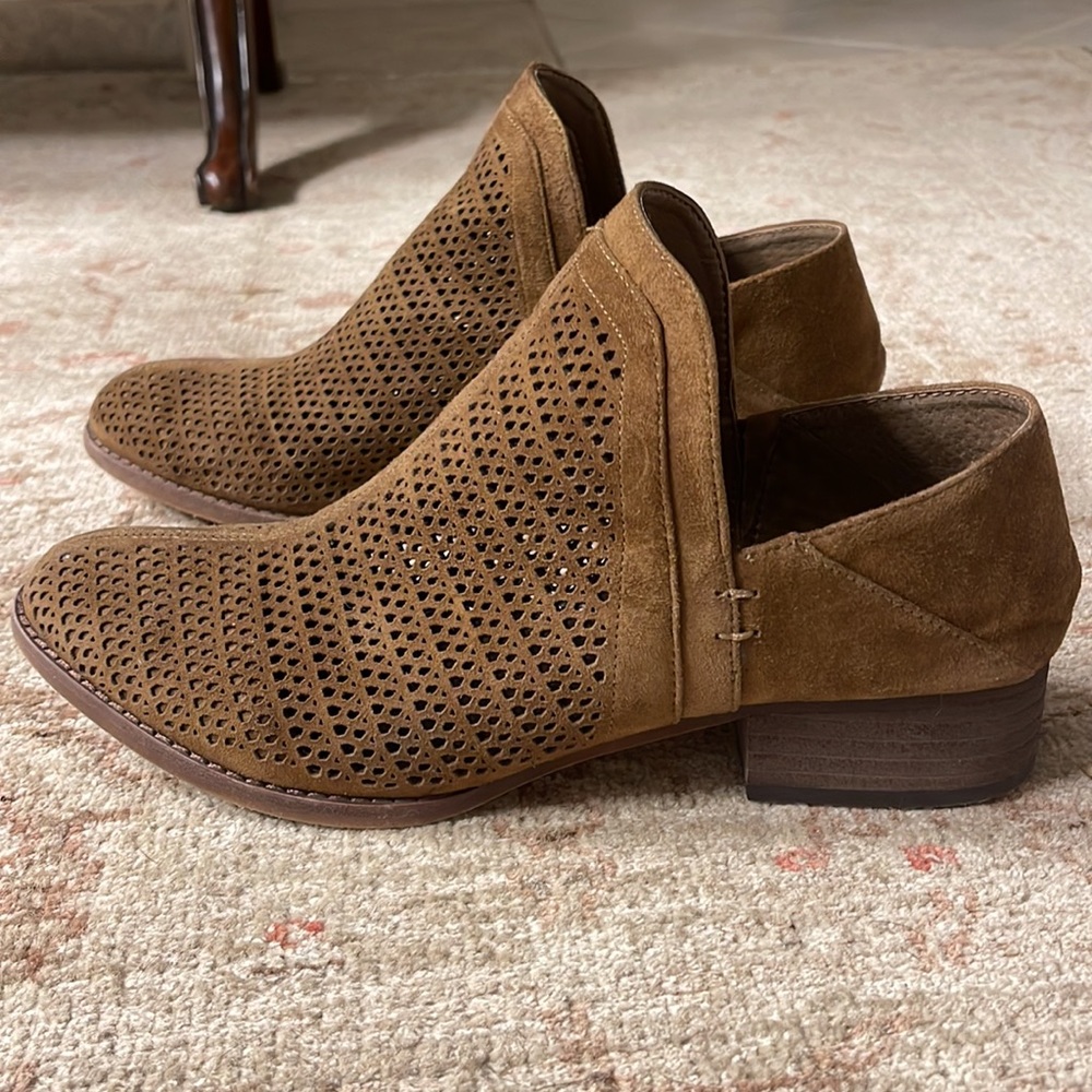 Vince Camuto suede brown booties. 9 1/2
